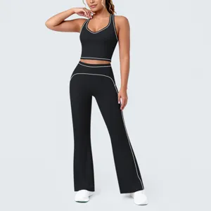 Ensemble de yoga noir à liserés de contraste femme soutien-gorge de sport et leggings