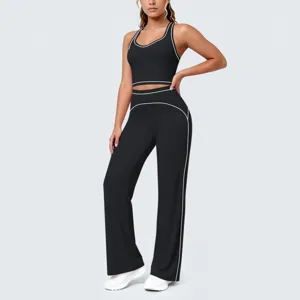 Vue détaillée de l'ensemble de yoga sportif pour femme en noir avec passepoil contrasté.