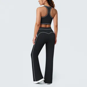 Détail arrière du soutien-gorge de sport noir racerback et pantalon de yoga liseré.