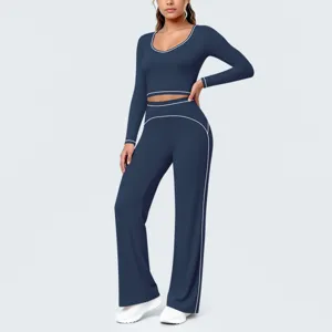 Dunkelblaue langärmelige Crop-Top und Schlag-Yogahose Sportbekleidung Set Detailansicht.