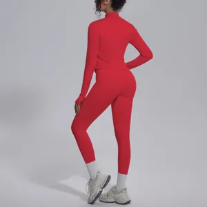 Set sportivo rosso senza cuciture, top manica lunga e leggings, dettaglio vista posteriore.