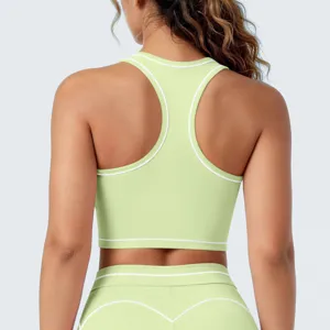 Achterkant detail lichtgroene sport-bh met racerback en contrasterende witte rand.