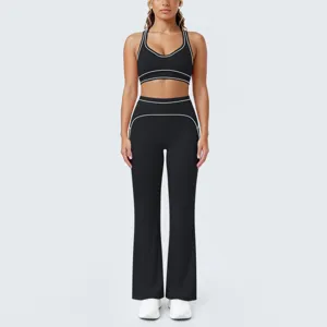 Vista dettagliata del set sportivo nero elegante con eleganti finiture a contrasto bianco.