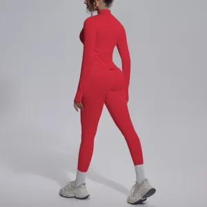 Vista di dettaglio del completo sportivo rosso senza cuciture, evidenziando vestibilità e tessuto.