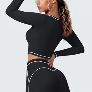 Schwarzes langarm sportcrop top mit weißen kontrastpaspeln passend fitness yoga activewear