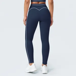 Detalle trasero de leggings de yoga de tira alta sin costuras con ribetes contrastantes.