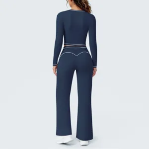 Detailansicht der dunkelblauen Langarm-Crop-Top und Schlag-Yogahose Sportbekleidung.