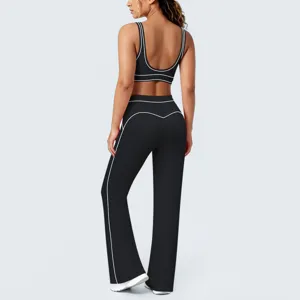 Dettaglio posteriore del set yoga nero con eleganti profili a contrasto e pantaloni a zampa.