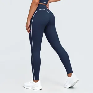Vista detallada de los pantalones de yoga de talle alto con ribetes contrastantes y diseño.