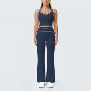 Ensemble de yoga à passepoil contrasté avec soutien-gorge de sport et pantalon évasé pour fitness.