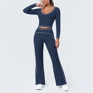 Detailansicht des dunkelblauen Yoga-Sets mit Kontrastpaspelierung, Top und Hosen.