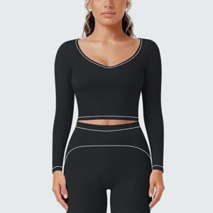 Detailansicht eines schwarzen Damen Sport-Langarm-Crop-Tops mit weißem Kontrastpaspel-Design.