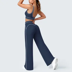 Dettaglio ravvicinato del set da yoga blu scuro con pantaloni svasati e top sportivo.