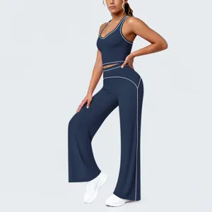 Détail ensemble yoga jambe large ligne contraste, débardeur fitness bleu foncé et pantalon.