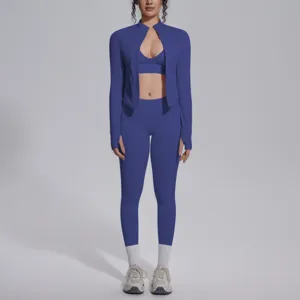 Completo sportivo monocolore senza cuciture con giacca, reggiseno sportivo e leggings.