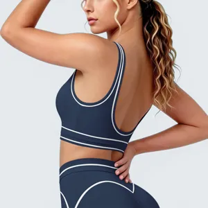 Marineblauwe sport-bh en legging set met contrasterende rand, ademende fitnesskleding.