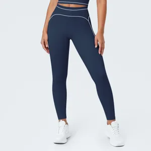 Detalle de leggings de yoga azul marino de cintura alta con ribetes en contraste elegantes.
