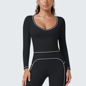 Schwarzes Damen Langarm Sportoberteil mit weissen Kontrastpaspeln fuer Fitness Yoga Training.