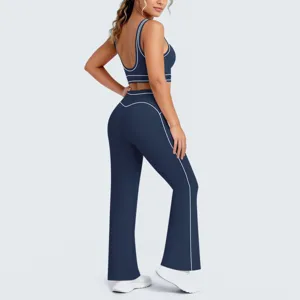 Completo da yoga blu navy con profili bianchi a contrasto, top corto e pantaloni.