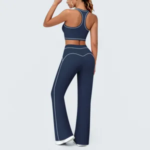 Ensemble de sport bicolore avec soutien-gorge de sport dos nageur et pantalon de yoga.
