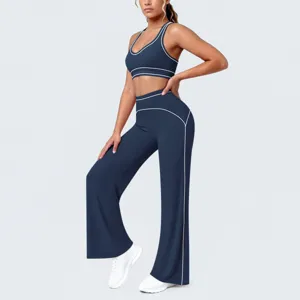 Dettaglio set yoga blu navy con reggiseno sportivo e pantaloni ampi con profili bianchi.