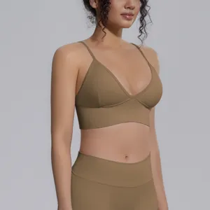 Seamless solid color breathable high elastic sports bra and yoga pants set for fitness running.