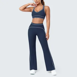 Vista dettagliata set yoga da donna due pezzi reggiseno sportivo pantaloni svasati sport