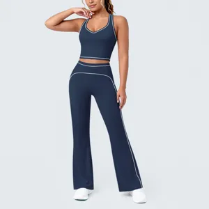 Détails en gros plan de l'ensemble de sport bleu foncé avec passepoil blanc contrasté.