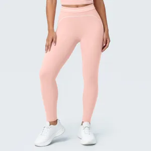 Vista detallada de leggings de yoga sin costuras de talle alto rosas con ribetes blancos.