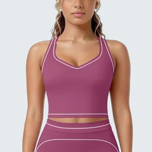 Dames sportbeha en yoga legging set met contrasterende bies, ademende fitnesskleding.