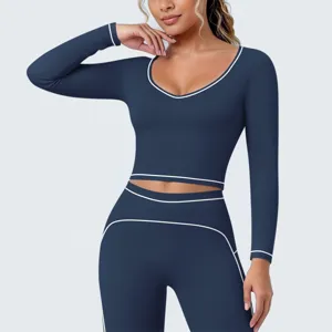 Sportset met lange mouwen crop top en leggings voor yoga fitness en hardlopen training.