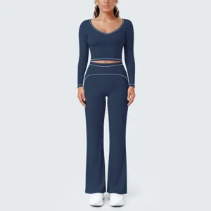 Detailansicht des stilvollen dunkelblauen Langarm Schlag Yoga Sets mit schickem weißen Paspel.