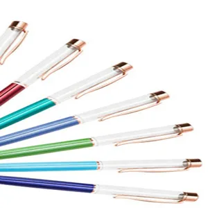 Gedetailleerde close-up van DIY lege buis balpennen met kleurrijke schachten en rosé gouden details.