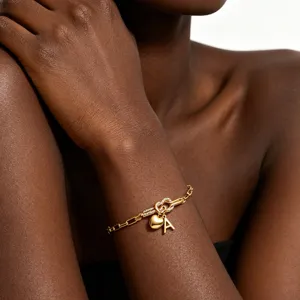 Goldfarbenes Titanstahl Buchstaben A Herz Knoten Armband, stilvoller Damenschmuck für den Alltag.