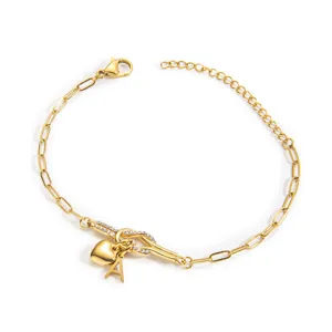 Goldene Büroklammer-Kettenarmband mit Herz-Anhänger, Buchstabe-A-Charm und Kristall-Knoten-Design.