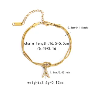 Nahaufnahme des vergoldeten Titanstahl Schlangenketten Armbands mit Buchstaben A Anhänger.