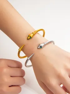 Bracelet manchette tête de serpent torsadé en acier inoxydable avec finition or et argent.