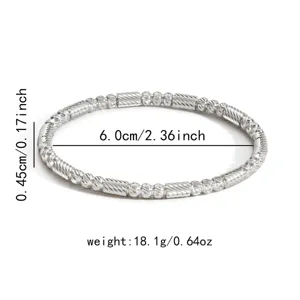 Nahaufnahme Detail des silbernen Bambus Perlen texturierten Armreifen, 6cm, eleganter Stil.