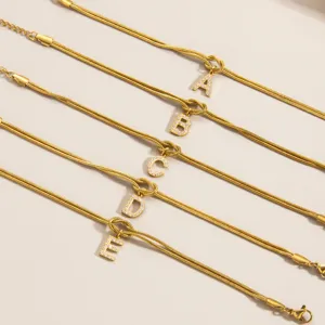 Goldene Schlangenkette Armband mit Strass Buchstabe Anhänger verstellbar Edelstahl Schmuck.