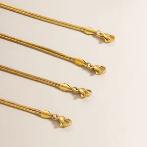 Vergoldete Titanstahl Schlangenkette Armband Detailansicht verstellbarer Schmuck.