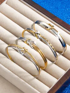 Edelstahl zweifarbige Knoten Armreifen, PVD 18k Gold Mode minimalistischer Schmuck.