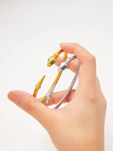 Bracelet manchette câble tête de serpent style punk, bijou femme acier titane or argent.