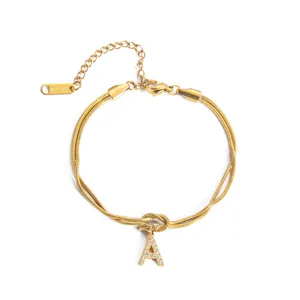 Vergoldetes Titanstahllagenschlangenkettenarmband mit Kristallbuchstabe A Anhänger und Verlängerung.
