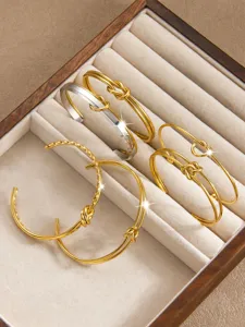 Titanstahl geknoteter offener Armreif Set, 18k vergoldeter minimalistischer Schmuck-Stil.