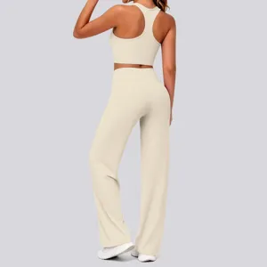 Rückansicht Detail des einfarbigen Nylon Yoga Sets mit Crop-Top und langen Hosen.