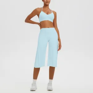 Vue détail de l'ensemble de soutien-gorge de yoga dos-nu bleu clair et pantalon court taille haute.