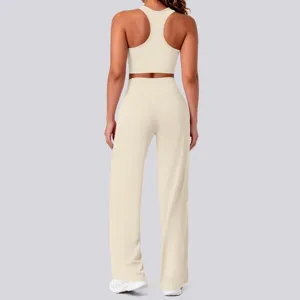 Rückansicht Detail von beige Racerback Sport Crop Top und weite Beine Yoga Hose Set.