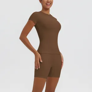 Ensemble de yoga marron haut à manches courtes et short taille haute pour le sport