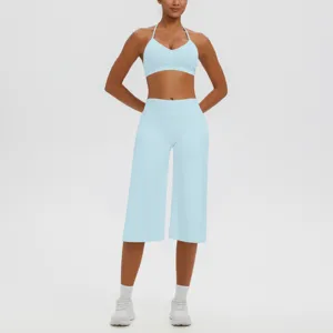 Vue détaillée du soutien-gorge de yoga halter bleu clair et pantalon court, séchage.