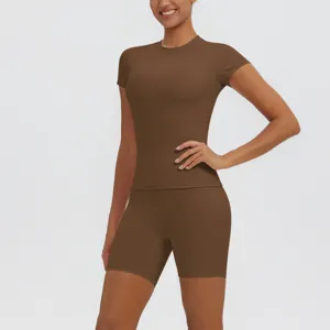 Haut de yoga à manches courtes marron et short de course slim à taille haute ensemble sport.